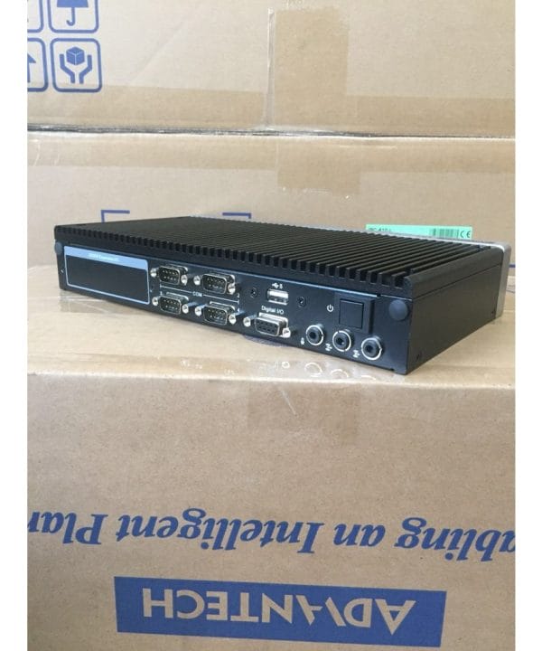 ARK-2230L-U0A2E  Máy Tính Công Nghiệp Nhúng Advantech Cổng Mạng Kép Lõi 4 J1900